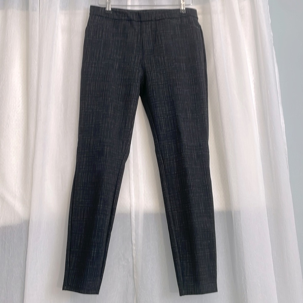 H Halston Pull on pant specs of grey and black size medium
